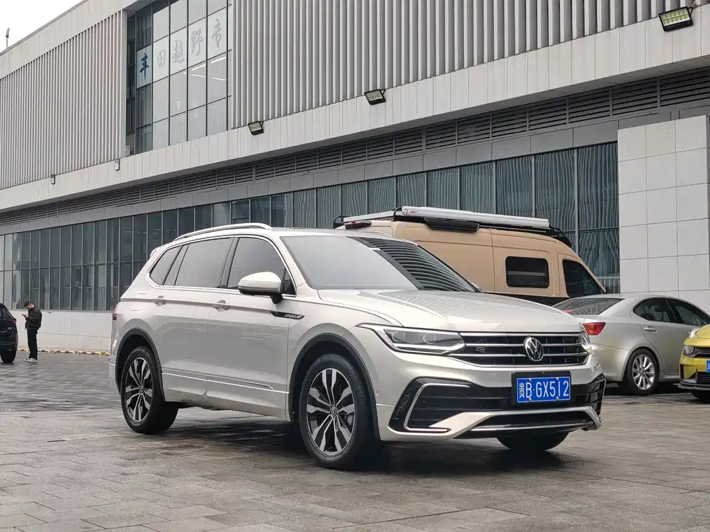 Volkswagen Tiguan L 2023 330TSI R-Line Comfort Edition AWD 2023 - thumbnail 3