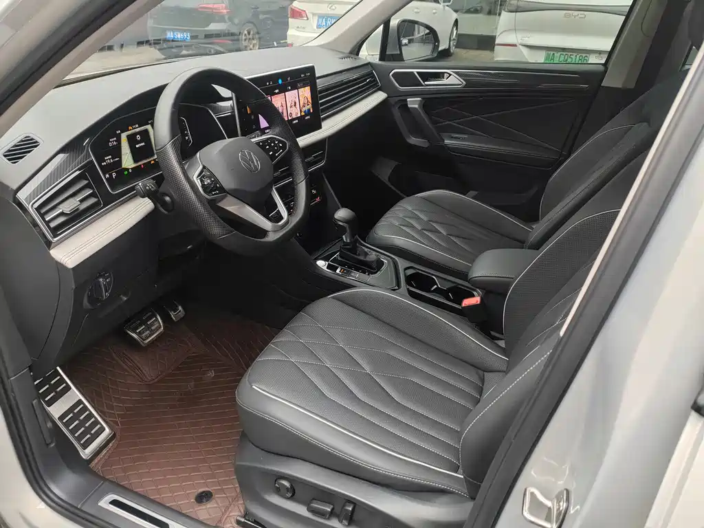 Volkswagen Tiguan L 2023 330TSI R-Line Comfort Edition AWD 2023 - thumbnail 4