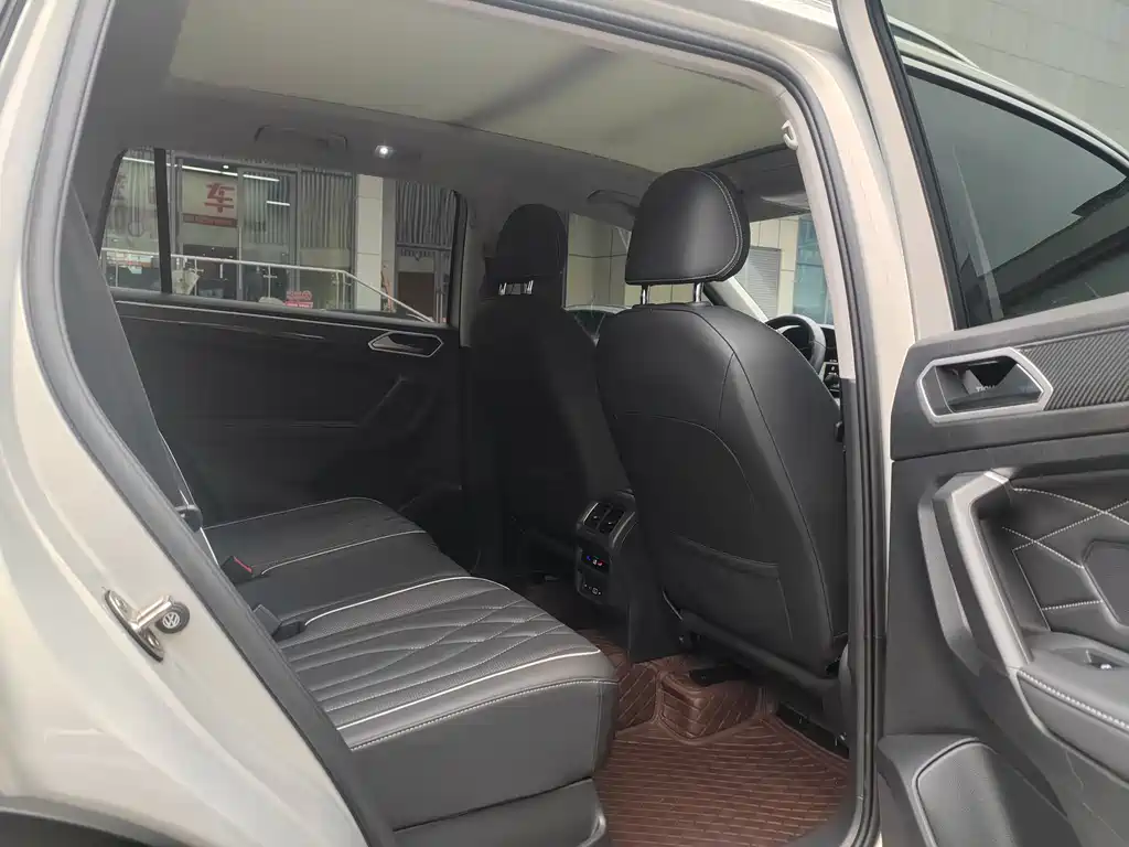 Volkswagen Tiguan L 2023 330TSI R-Line Comfort Edition AWD 2023 - thumbnail 6