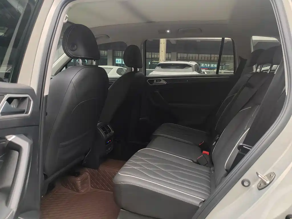 Volkswagen Tiguan L 2023 330TSI R-Line Comfort Edition AWD 2023 - thumbnail 7