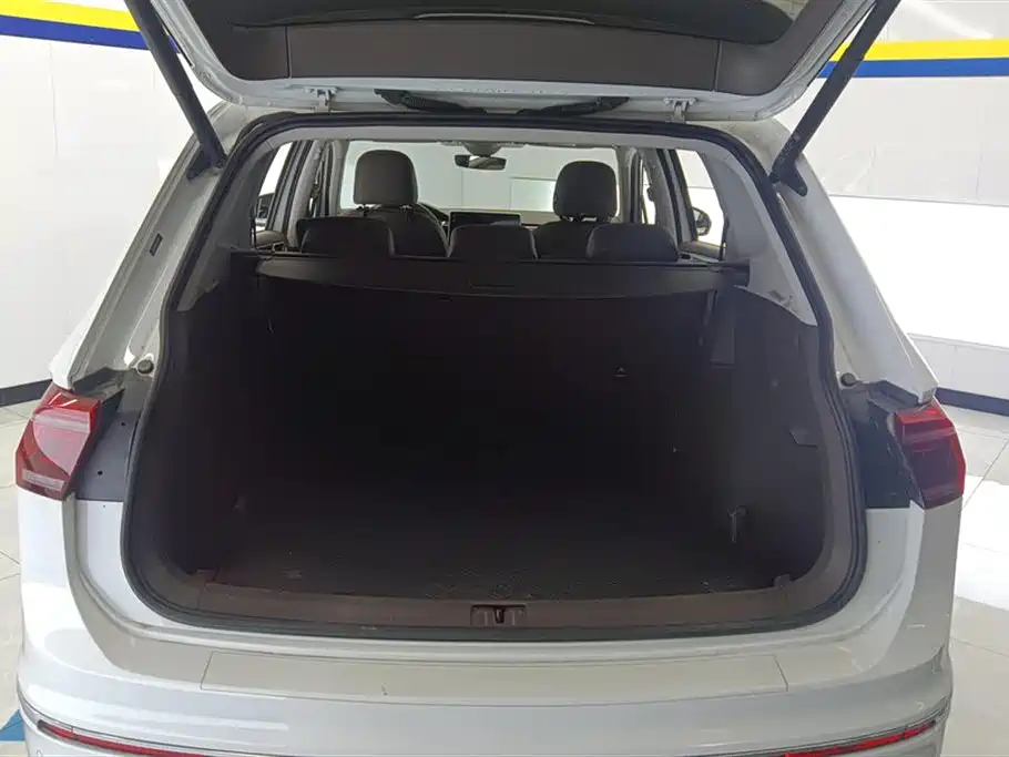 Volkswagen Tiguan L 2023 Facelift 330TSI Auto FWD R-Line Premium Edition 2023 - thumbnail 4