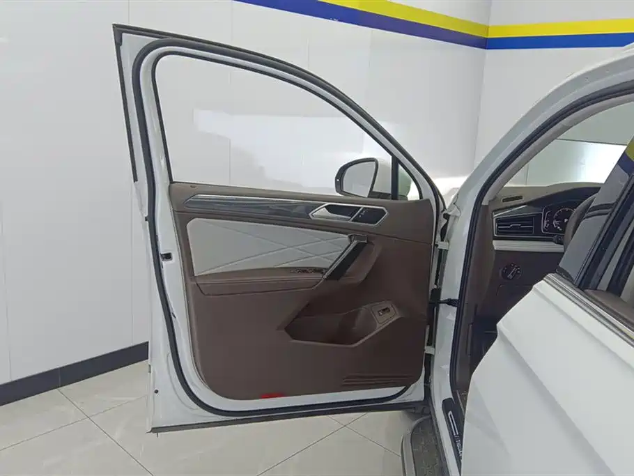 Volkswagen Tiguan L 2023 Facelift 330TSI Auto FWD R-Line Premium Edition 2023 - thumbnail 7