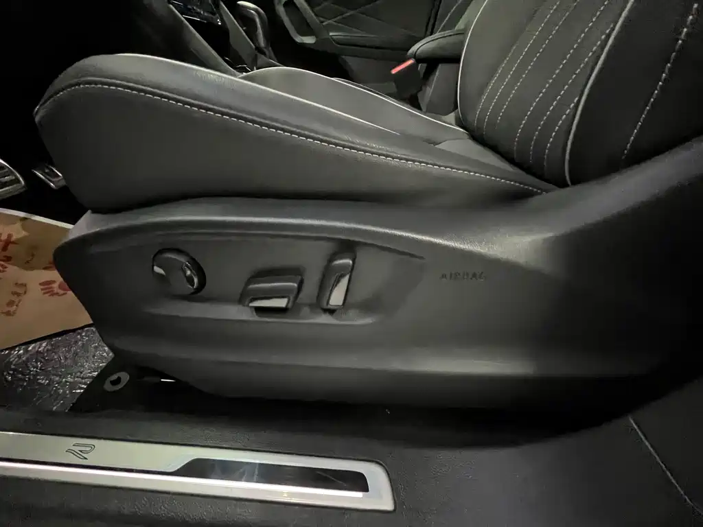 Volkswagen Tiguan L 2023 330TSI R-Line Comfort Edition AWD 2022 - thumbnail 4
