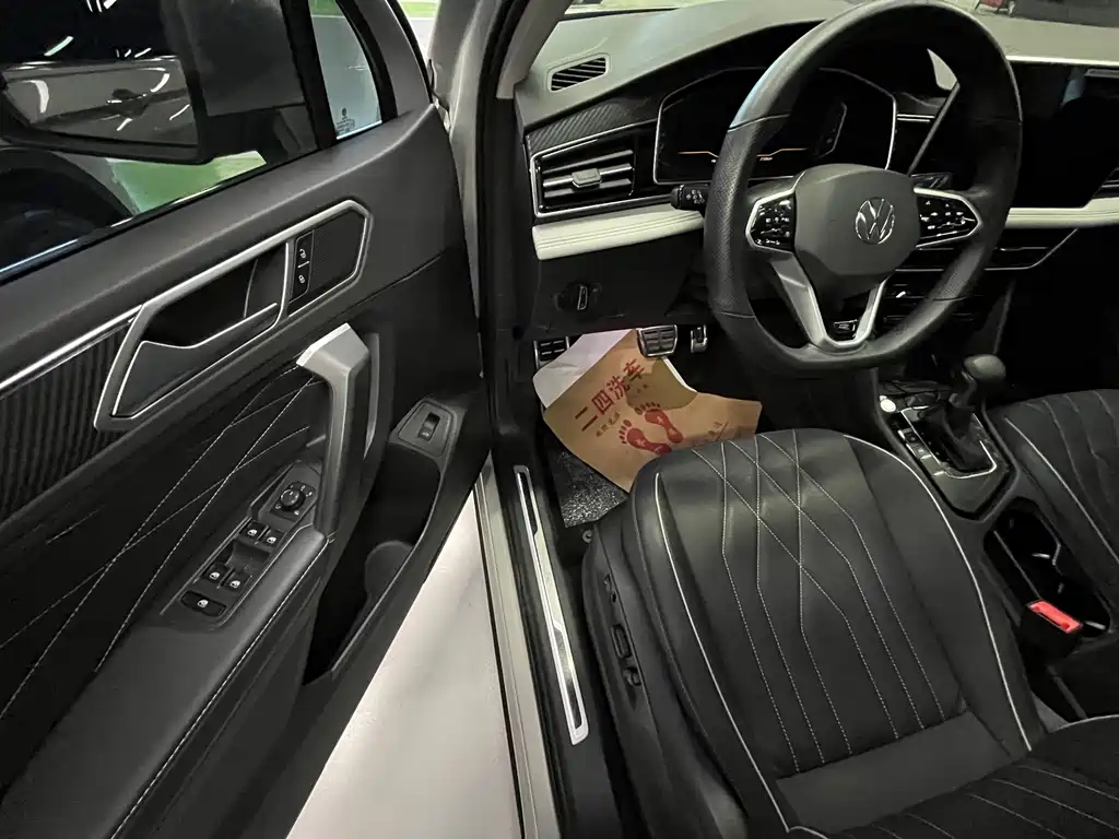 Volkswagen Tiguan L 2023 330TSI R-Line Comfort Edition AWD 2022 - thumbnail 6