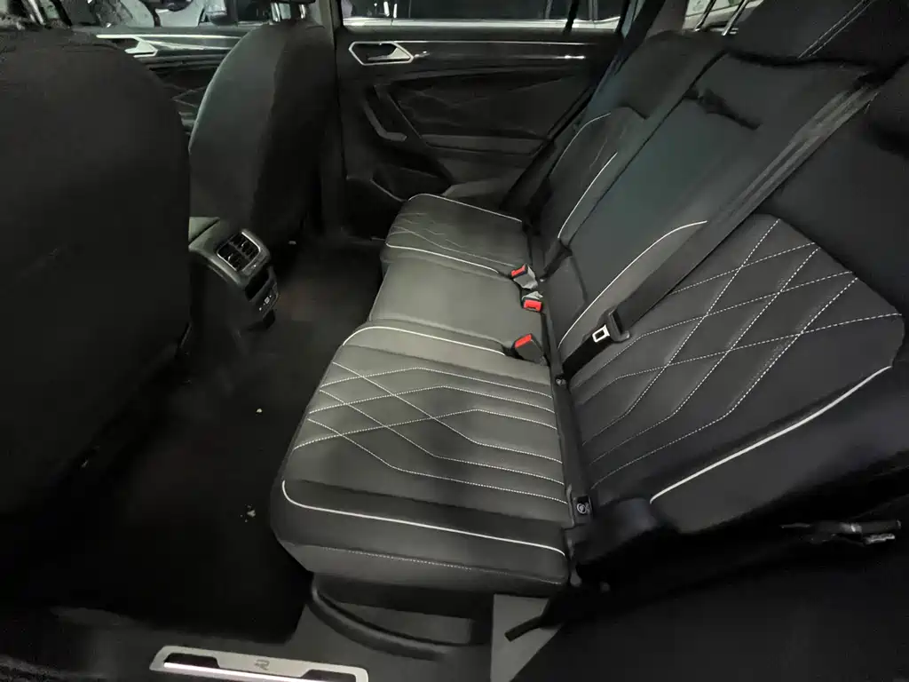 Volkswagen Tiguan L 2023 330TSI R-Line Comfort Edition AWD 2022 - thumbnail 7