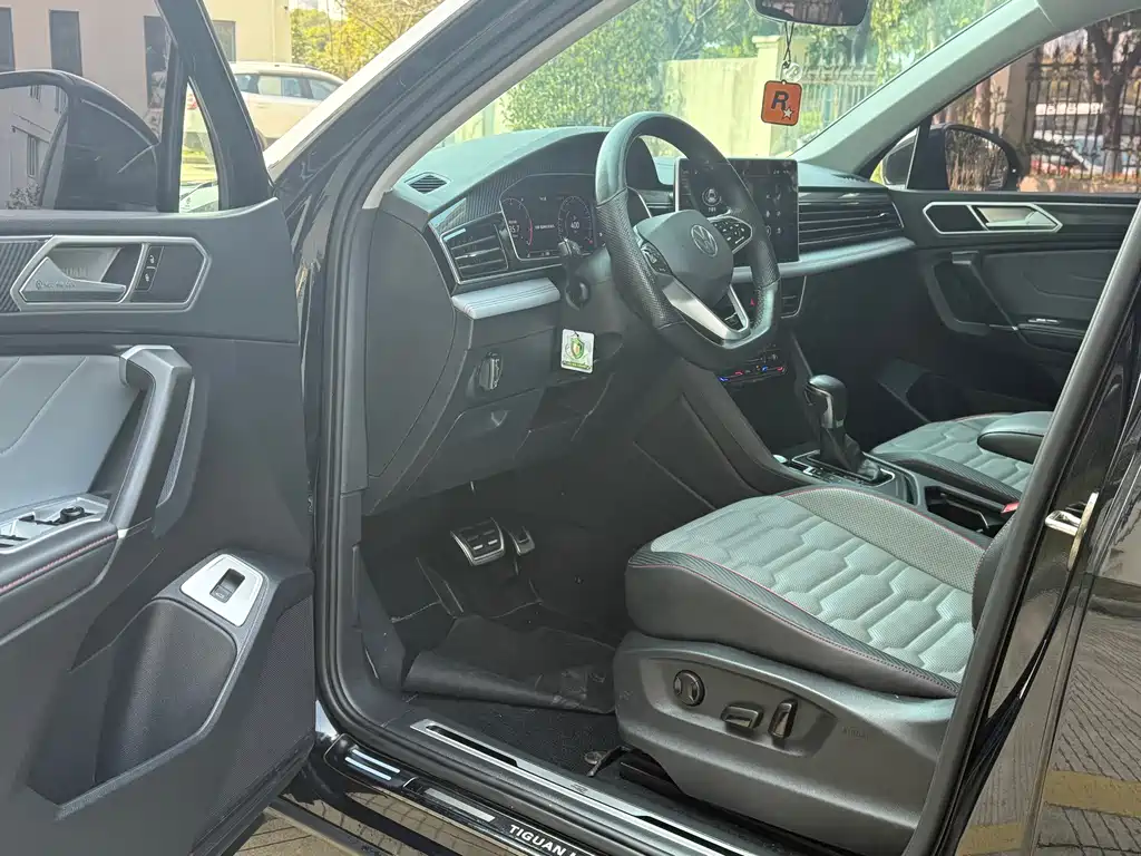 Volkswagen Tiguan L 2022 330TSI Automatic FWD R-Line Flagship Edition 2021 - thumbnail 5