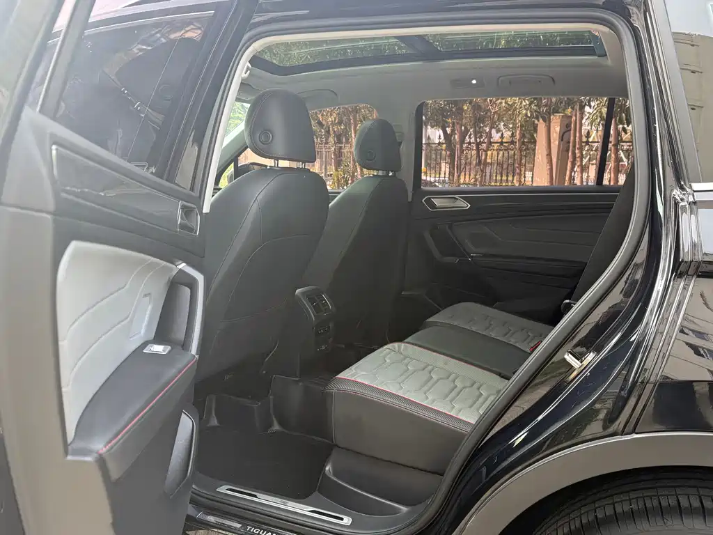 Volkswagen Tiguan L 2022 330TSI Automatic FWD R-Line Flagship Edition 2021 - thumbnail 8