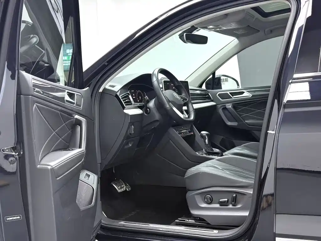Volkswagen Tiguan L 2022 330TSI R-Line Comfort Edition AWD 2022 - thumbnail 3