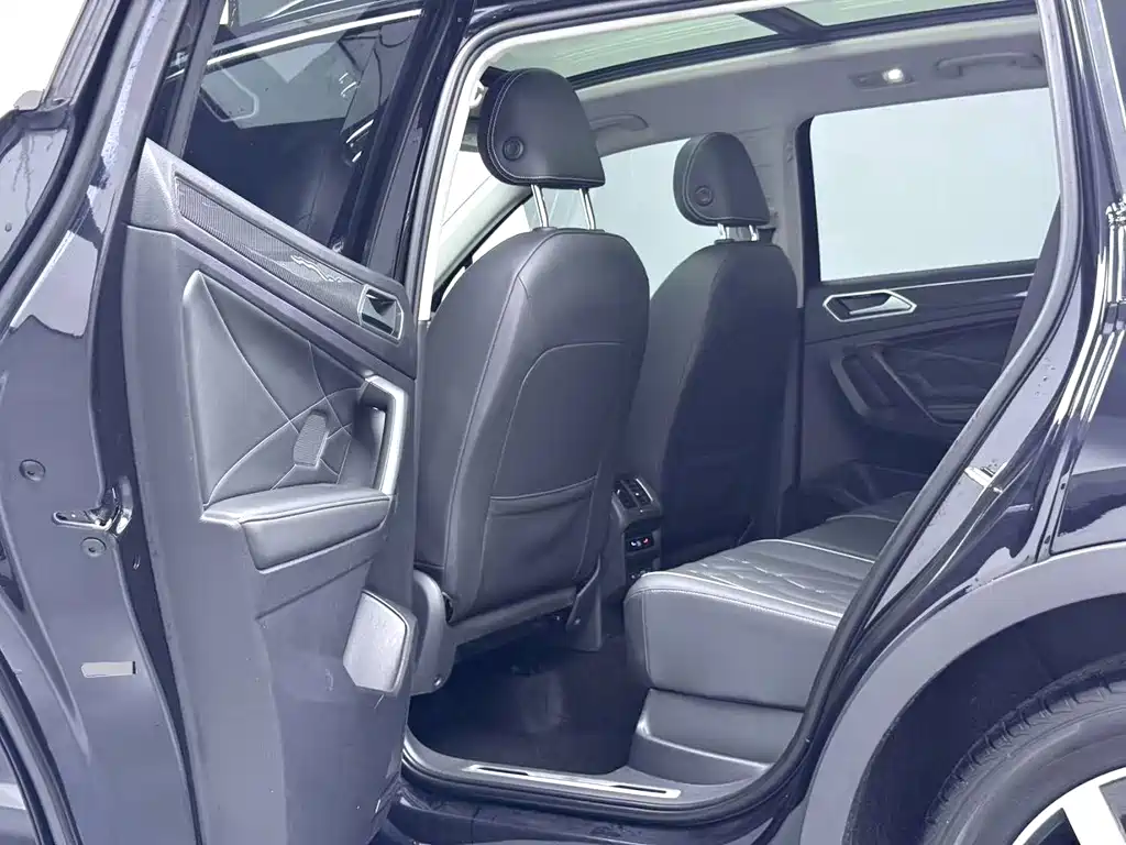 Volkswagen Tiguan L 2022 330TSI R-Line Comfort Edition AWD 2022 - thumbnail 4