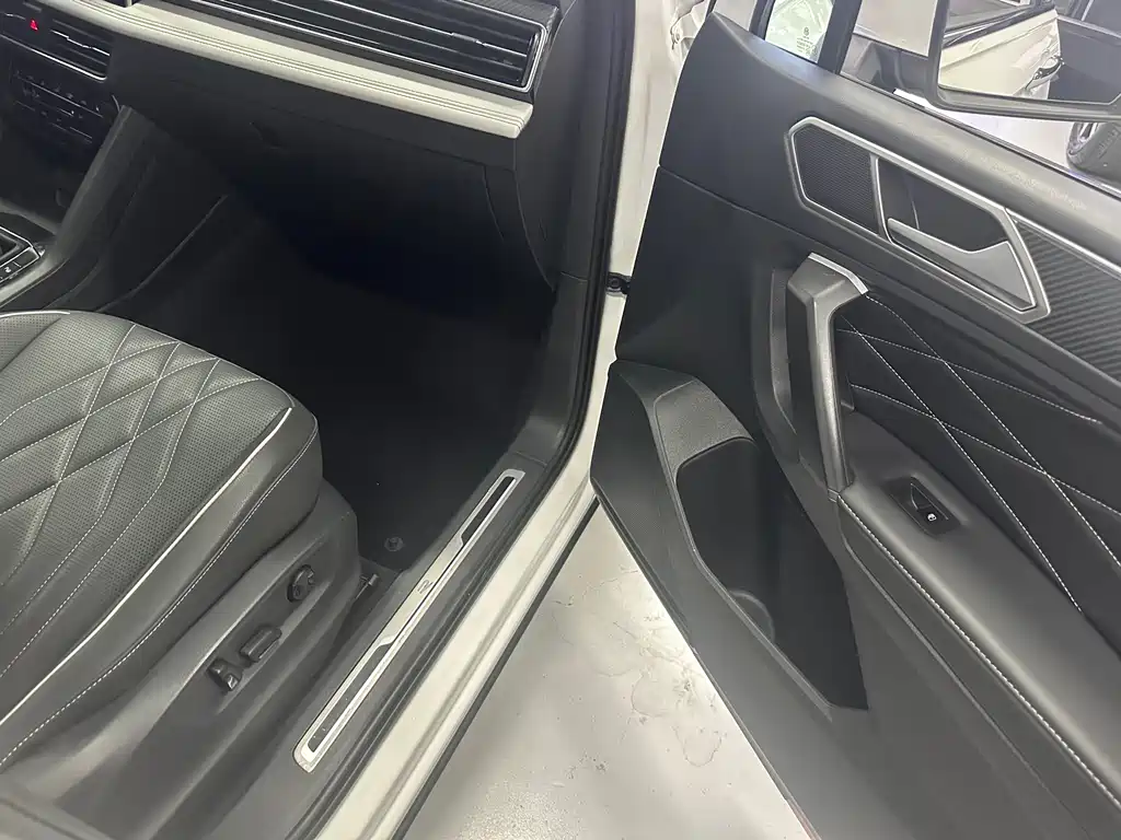 Volkswagen Tiguan L 2022 330TSI R-Line Comfort Edition AWD 2022 - thumbnail 6