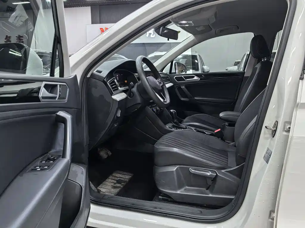 Volkswagen Tiguan L 2022 330TSI Automatic FWD Comfort Edition 2022 - thumbnail 4