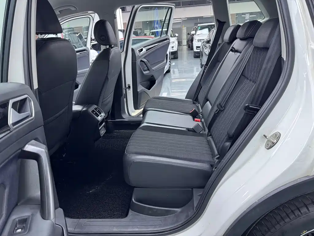Volkswagen Tiguan L 2022 330TSI Automatic FWD Comfort Edition 2022 - thumbnail 16