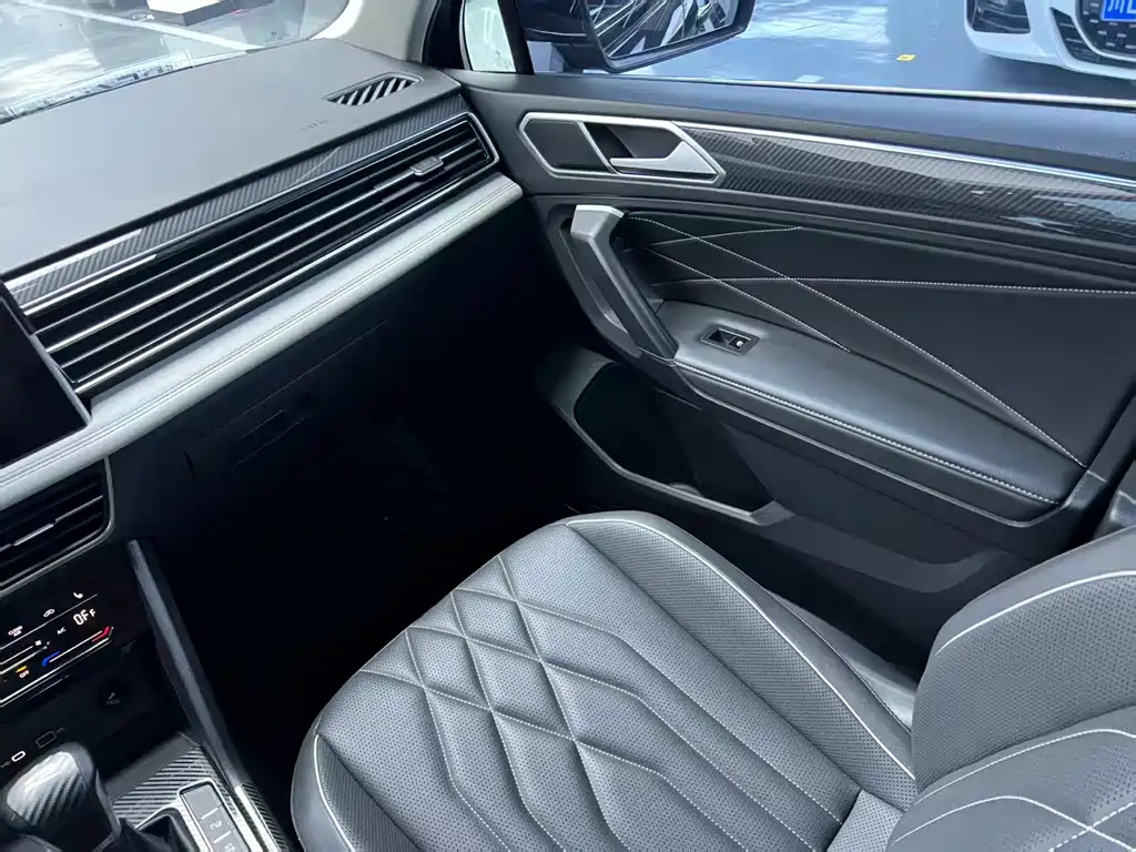 Volkswagen Tiguan L 2022 330TSI R-Line Comfort Edition AWD 2022 - thumbnail 8