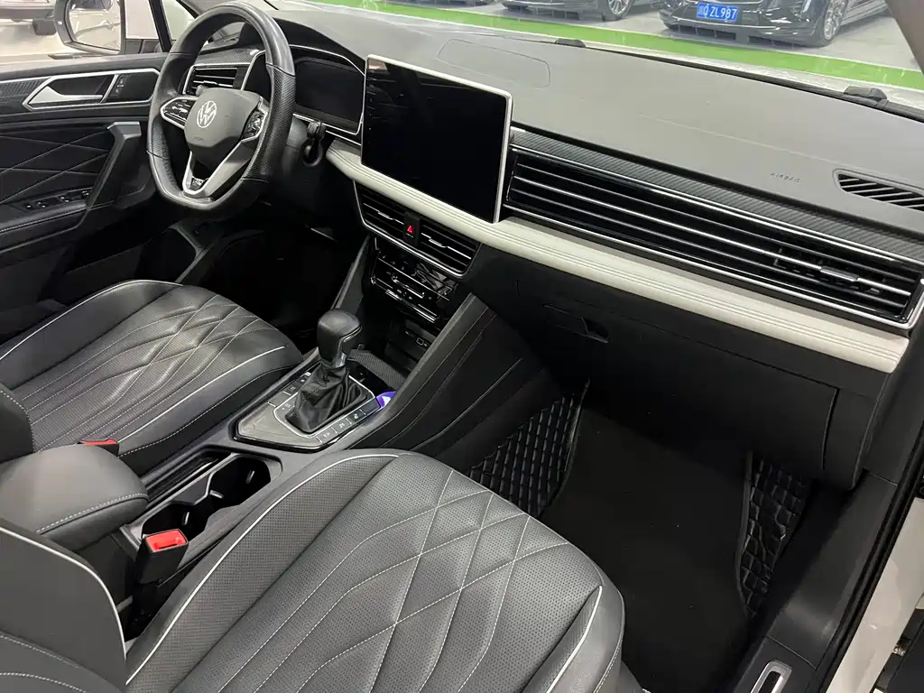 Volkswagen Tiguan L 2022 330TSI Automatic FWD R-Line Edition 2022 - thumbnail 4
