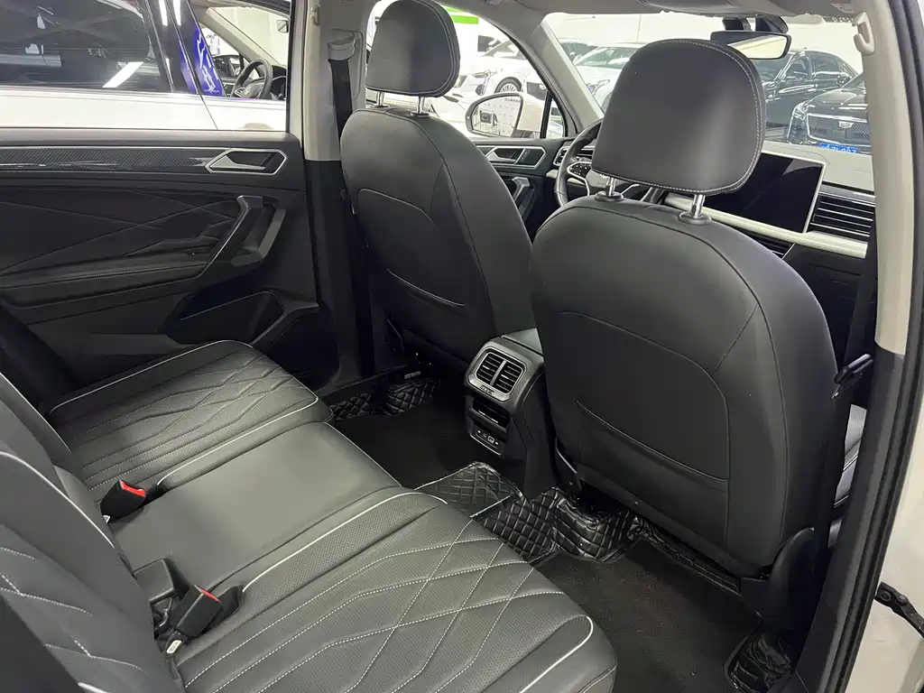 Volkswagen Tiguan L 2022 330TSI Automatic FWD R-Line Edition 2022 - thumbnail 6