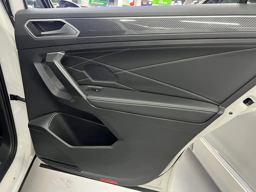Volkswagen Tiguan L 2022 330TSI Automatic FWD R-Line Edition 2022 - thumbnail 8