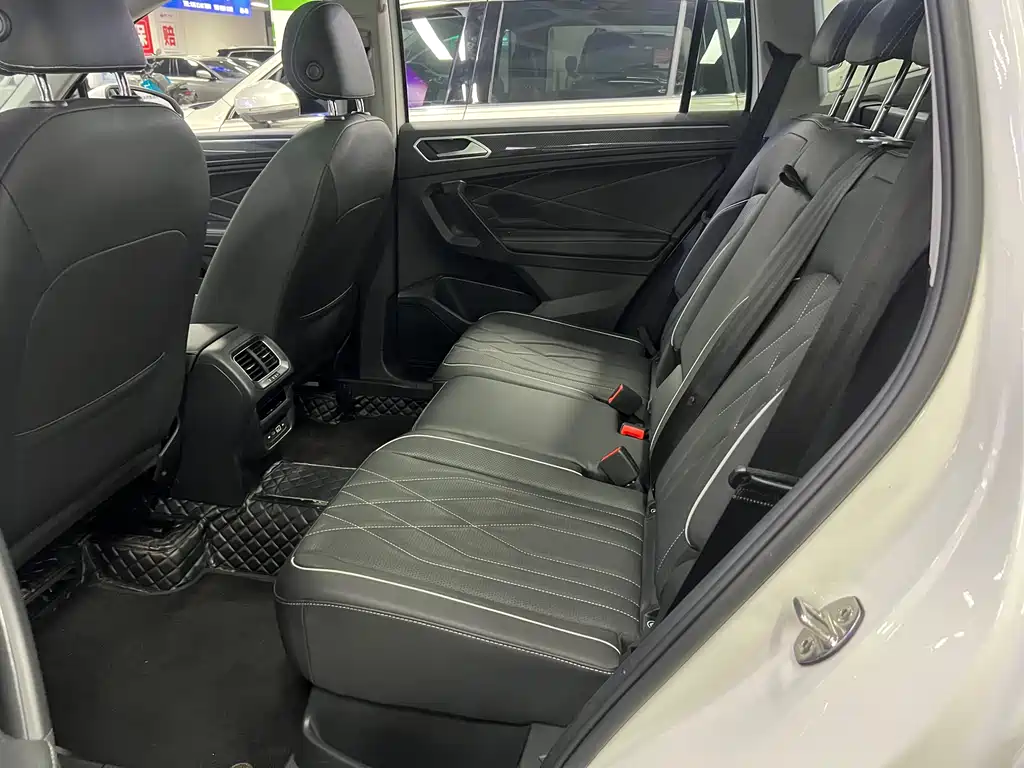 Volkswagen Tiguan L 2022 330TSI Automatic FWD R-Line Edition 2022 - thumbnail 15