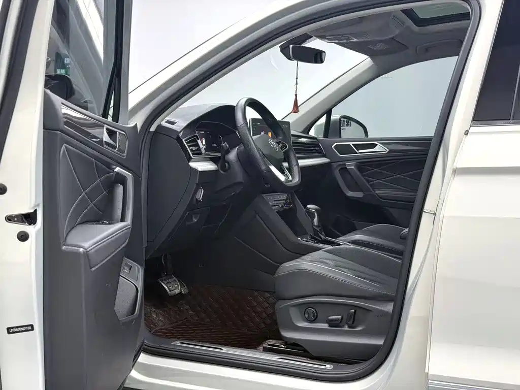 Volkswagen Tiguan L 2022 330TSI Automatic FWD R-Line Comfort Edition 2022 - thumbnail 3