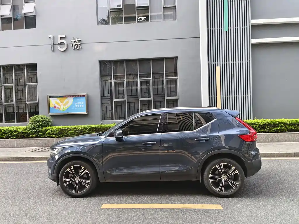 Volvo Volvo XC40 2022 T4 AWD Momentum Luxury Edition 2022 - thumbnail 4