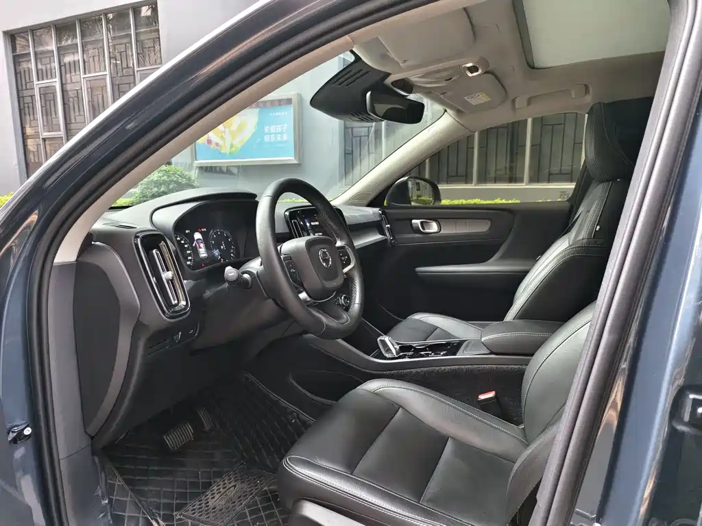 Volvo Volvo XC40 2022 T4 AWD Momentum Luxury Edition 2022 - thumbnail 5