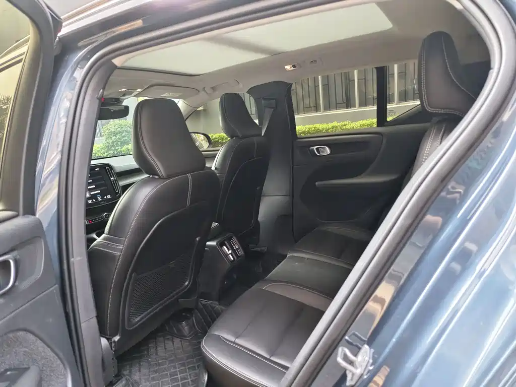 Volvo Volvo XC40 2022 T4 AWD Momentum Luxury Edition 2022 - thumbnail 6