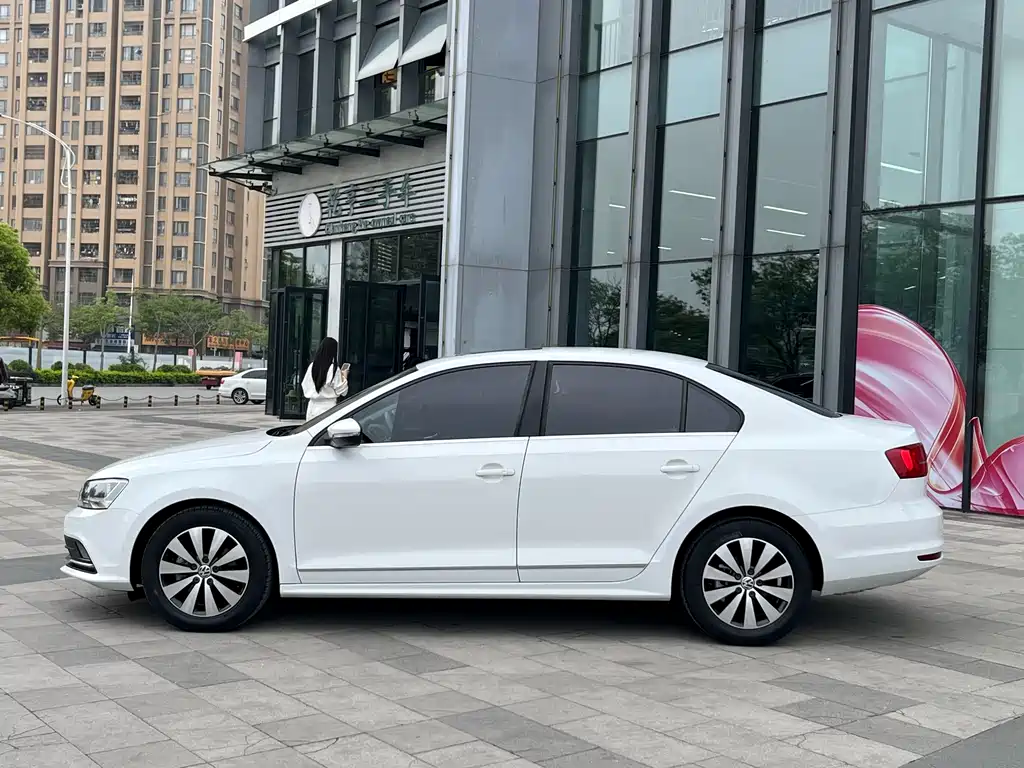 Volkswagen Volkswagen Sagitar 2018 180TSI DSG Premium Edition 2018 - thumbnail 4