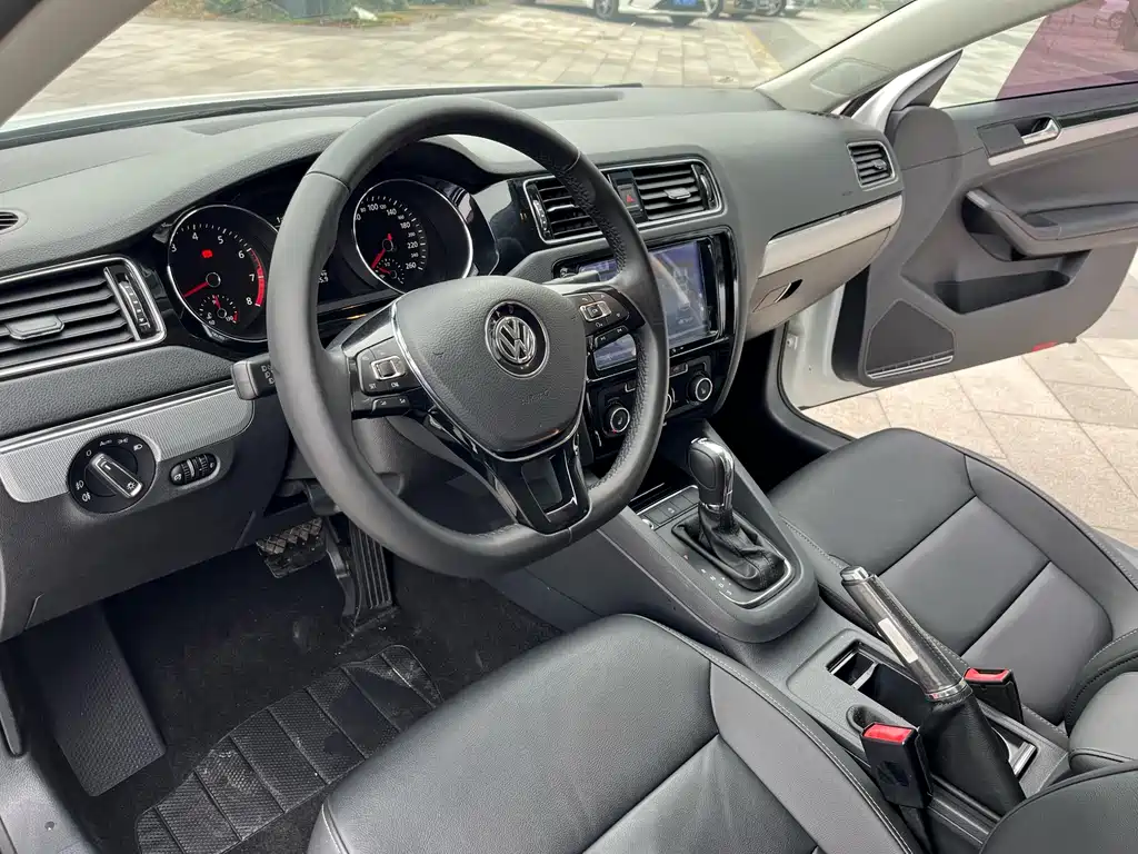 Volkswagen Volkswagen Sagitar 2018 180TSI DSG Premium Edition 2018 - thumbnail 11