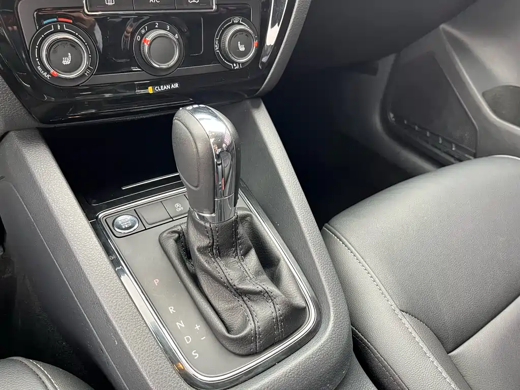 Volkswagen Volkswagen Sagitar 2018 180TSI DSG Premium Edition 2018 - thumbnail 25