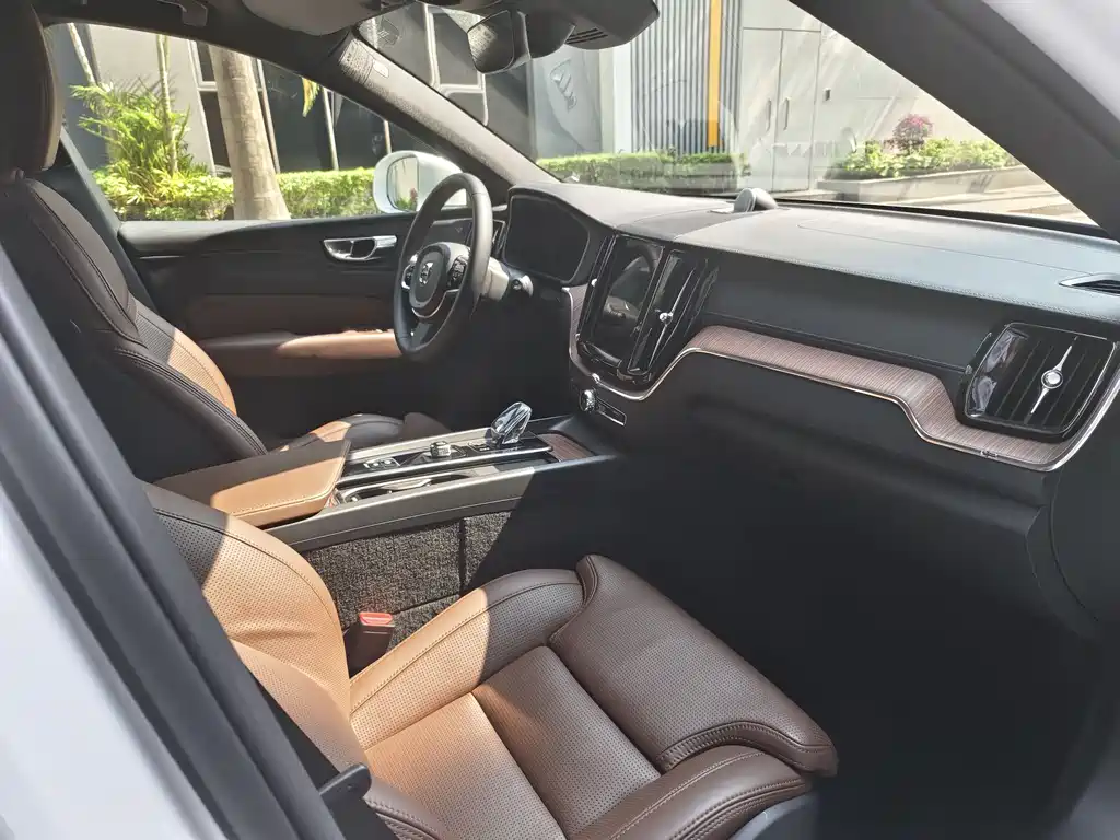 Volvo Volvo XC60 Plug-in Hybrid 2024 T8 AWD Extended Range Luxury Edition 2023 - thumbnail 4