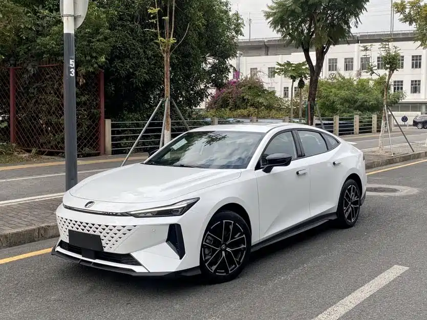 Changan Changan UNI-V iDD 2024 Blue Whale iDD 136km Intelligent Cool Edition 2026