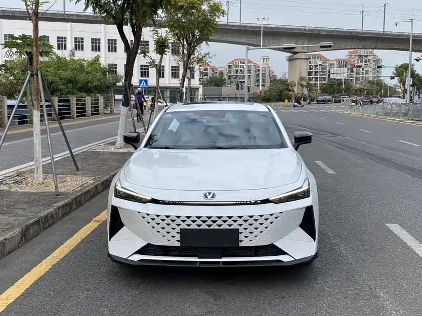 Changan Changan UNI-V iDD 2024 Blue Whale iDD 136km Intelligent Cool Edition 2026 - thumbnail 2