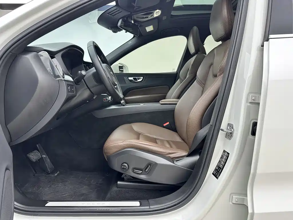 Volvo Volvo XC60 2021 T5 AWD Inscription Luxury 2021 - thumbnail 3