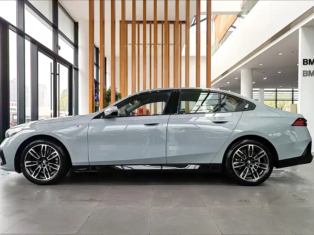 BMW BMW 5 Series Import 2024 525i M Sport Package 2025 - thumbnail 4