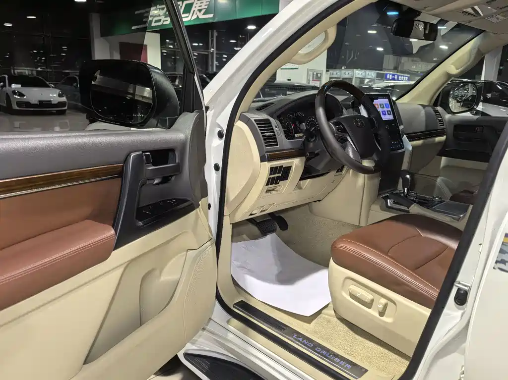 Toyota Land Cruiser (Imported) 2016 Model 4.0L Middle East Version 2017 - thumbnail 4