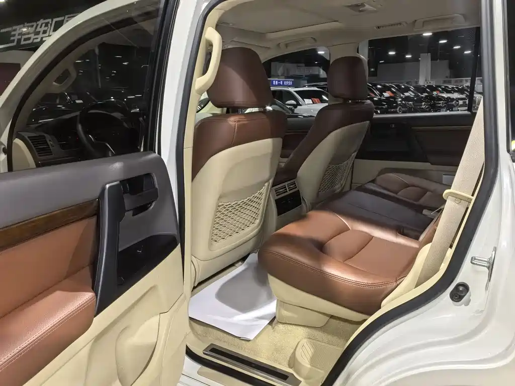 Toyota Land Cruiser (Imported) 2016 Model 4.0L Middle East Version 2017 - thumbnail 8