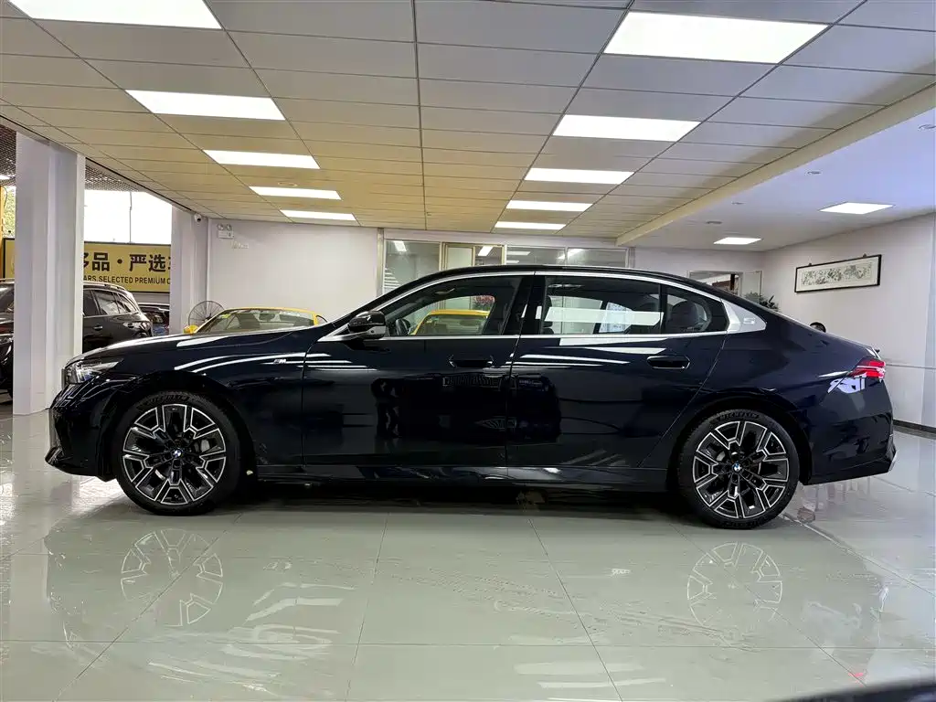 BMW BMW 5 Series 2025 530Li Luxury M Sport Package 2025 - thumbnail 5