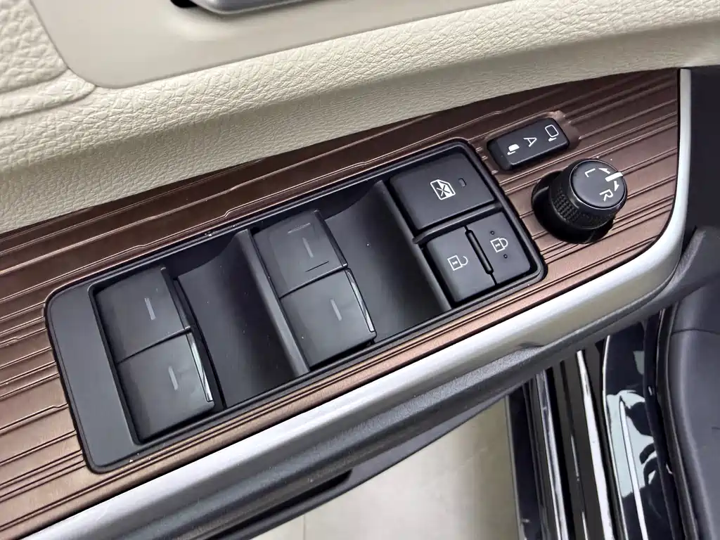 Toyota Toyota Sienna 2023 2.5L Hybrid Luxury Edition 2024 - thumbnail 17