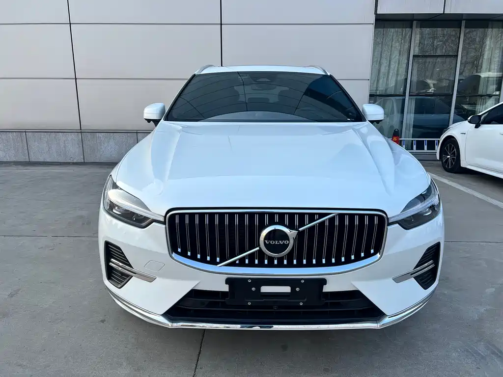 Volvo Volvo XC60 2023 B5 AWD Momentum Luxury Edition 2023 - thumbnail 2