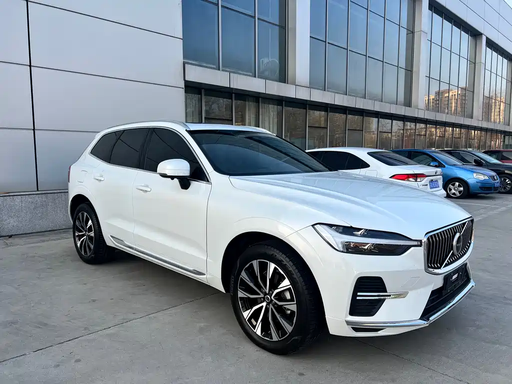 Volvo Volvo XC60 2023 B5 AWD Momentum Luxury Edition 2023 - thumbnail 3
