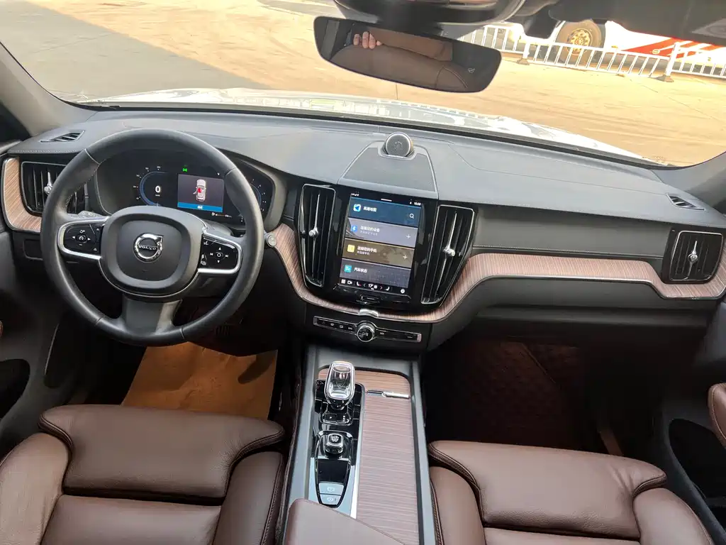 Volvo Volvo XC60 2023 B5 AWD Momentum Luxury Edition 2023 - thumbnail 6