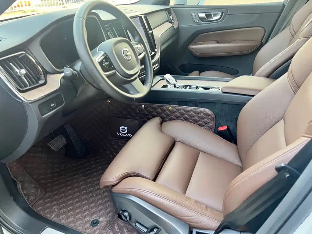 Volvo Volvo XC60 2023 B5 AWD Momentum Luxury Edition 2023 - thumbnail 7