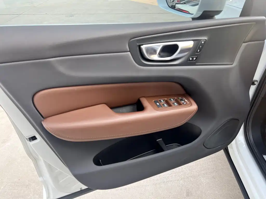 Volvo Volvo XC60 2023 B5 AWD Momentum Luxury Edition 2023 - thumbnail 8