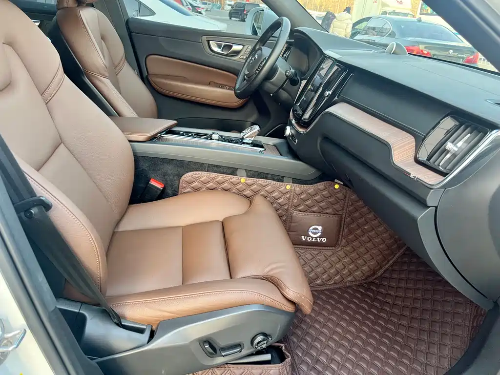 Volvo Volvo XC60 2023 B5 AWD Momentum Luxury Edition 2023 - thumbnail 10
