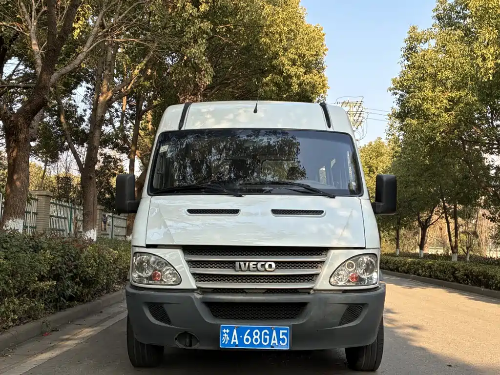 Iveco IVECO Daily 2017 2.5T Classic A37 High Roof 7-seater 47Z5 2018 - thumbnail 2
