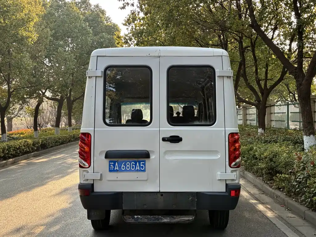 Iveco IVECO Daily 2017 2.5T Classic A37 High Roof 7-seater 47Z5 2018 - thumbnail 3