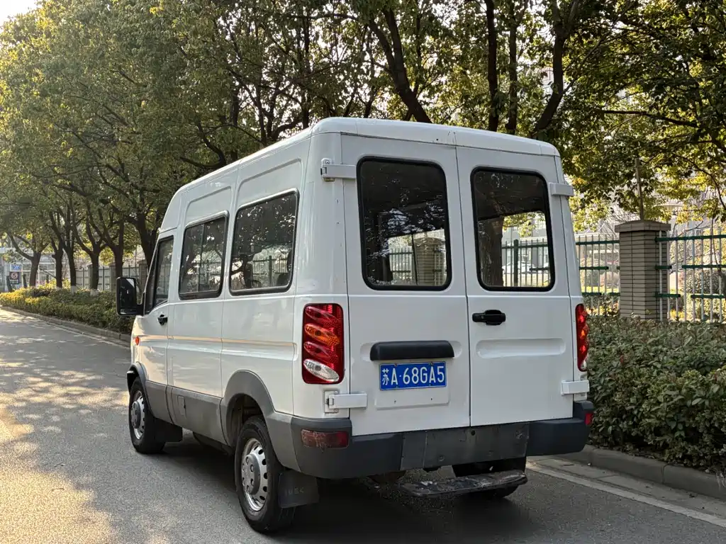 Iveco IVECO Daily 2017 2.5T Classic A37 High Roof 7-seater 47Z5 2018 - thumbnail 4