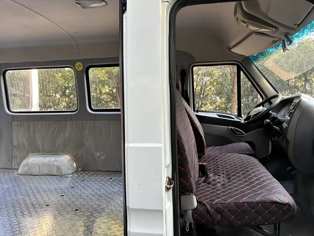 Iveco IVECO Daily 2017 2.5T Classic A37 High Roof 7-seater 47Z5 2018 - thumbnail 7
