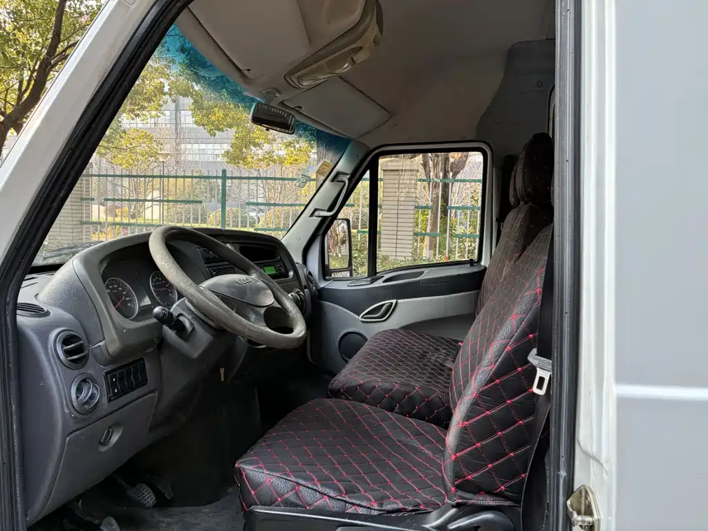 Iveco IVECO Daily 2017 2.5T Classic A37 High Roof 7-seater 47Z5 2018 - thumbnail 8