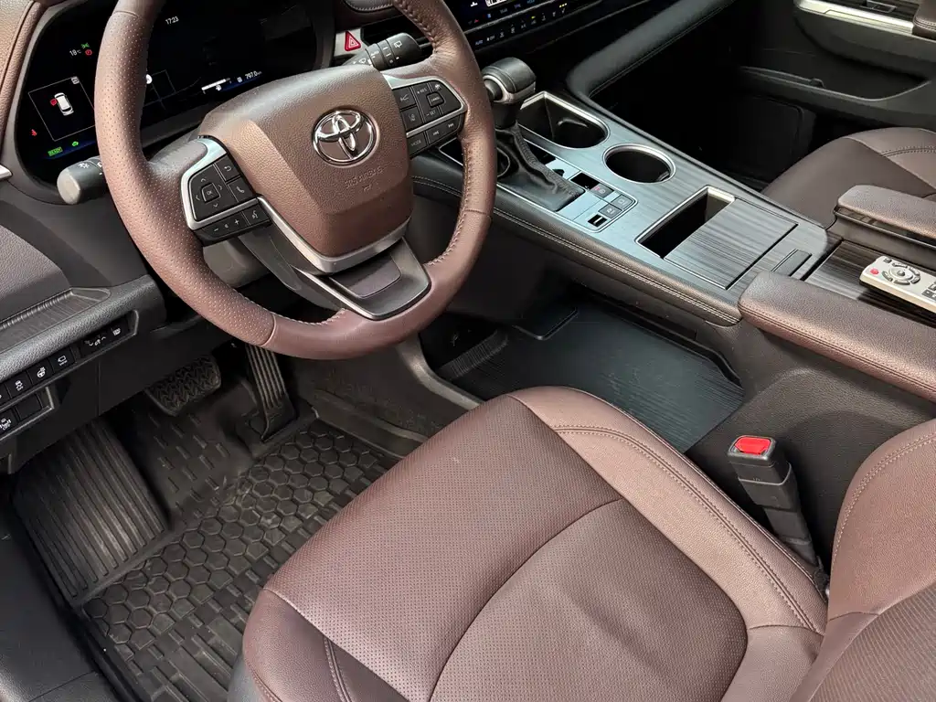 Toyota Toyota Sienna 2021 2.5L Hybrid Platinum Edition 2022 - thumbnail 4