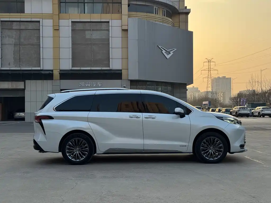 Toyota Toyota Sienna 2021 2.5L Hybrid Platinum Edition 2022 - thumbnail 9